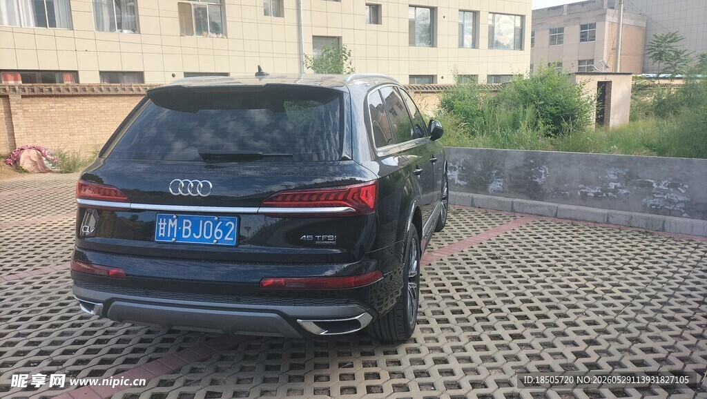 黑色SUV停在网格路面