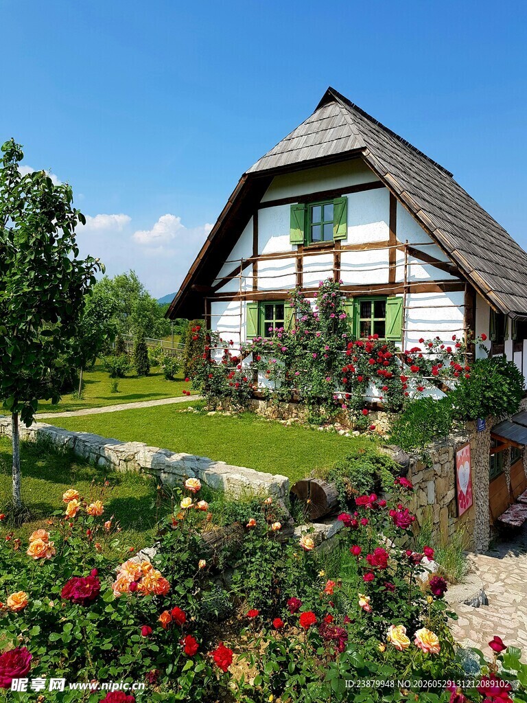 田园小屋繁花环绕的美景