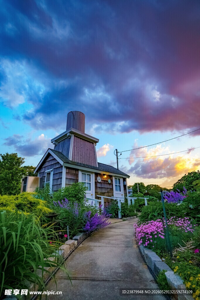 黄昏下的美丽花园小屋
