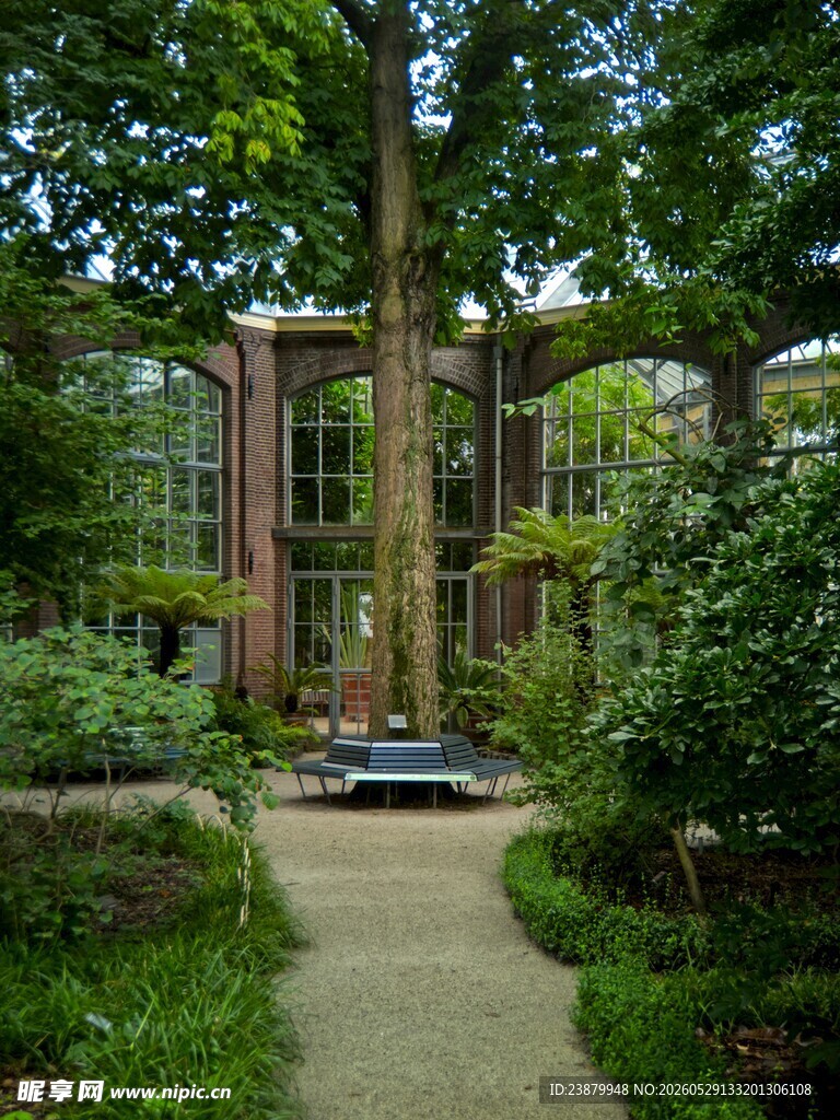 庭院绿植环绕的砖砌建筑