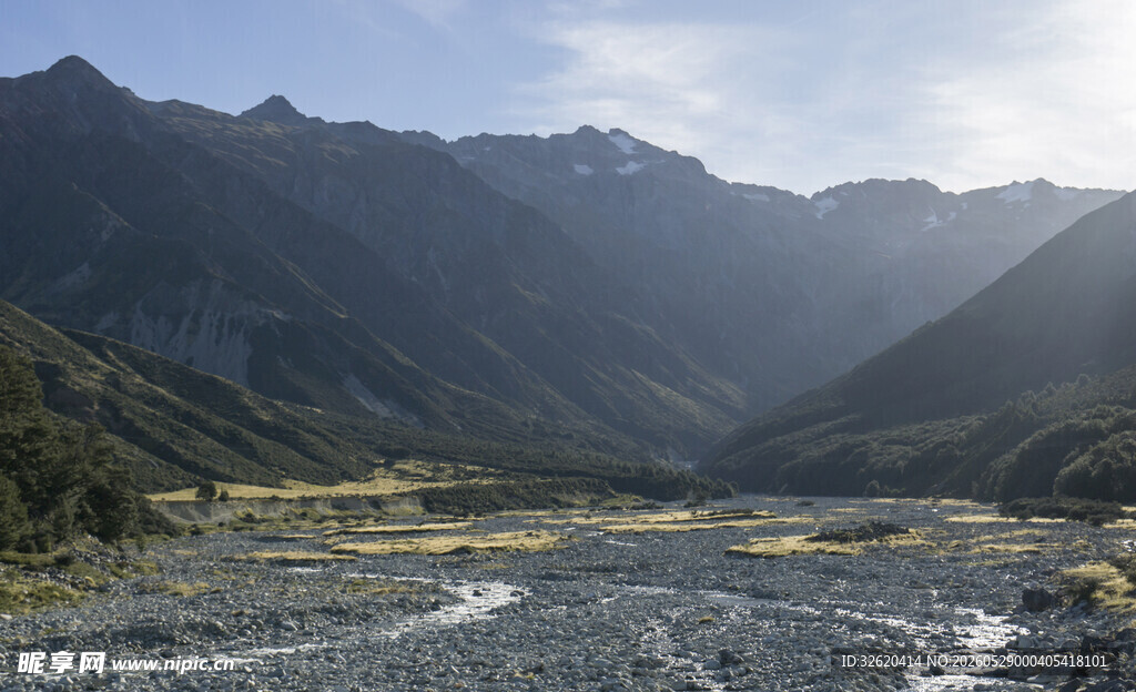 山间河谷壮丽自然景观