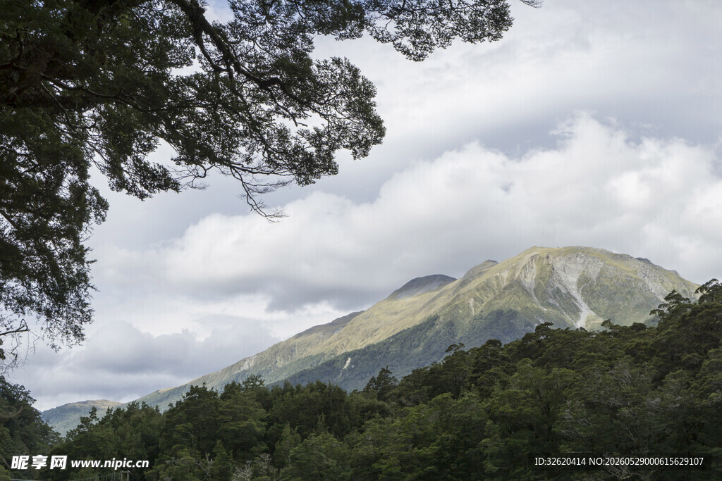 山林间的巍峨山峰