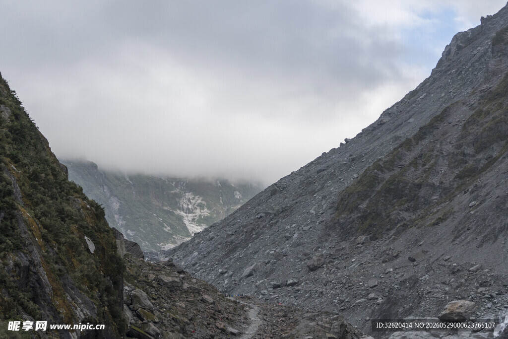 云雾缭绕的山间峡谷