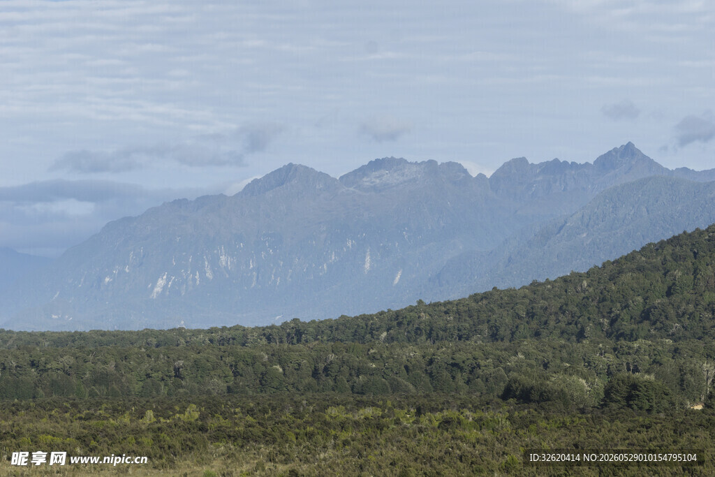 山峦葱郁的自然风景
