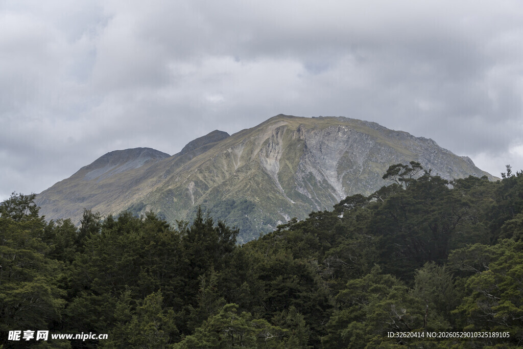 山峦叠翠间的自然美景