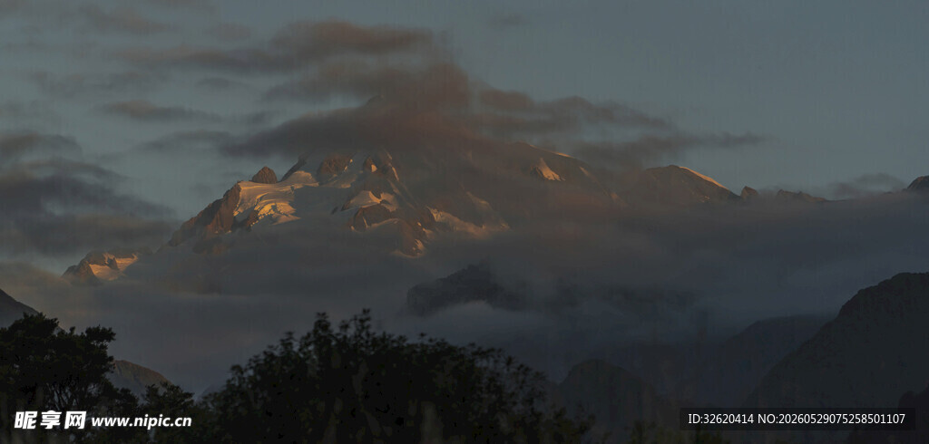 夕阳下的壮丽雪山景观