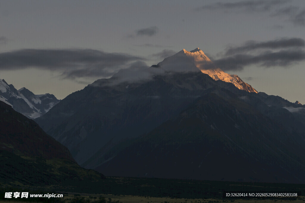 夕阳下的壮丽山峰
