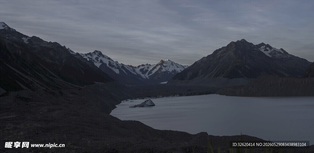 静谧湖畔的壮丽山景