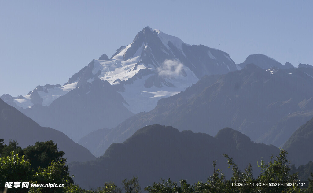 巍峨雪山映于葱郁山林