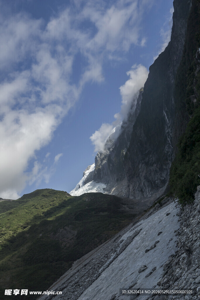 巍峨山峰与蓝天白云