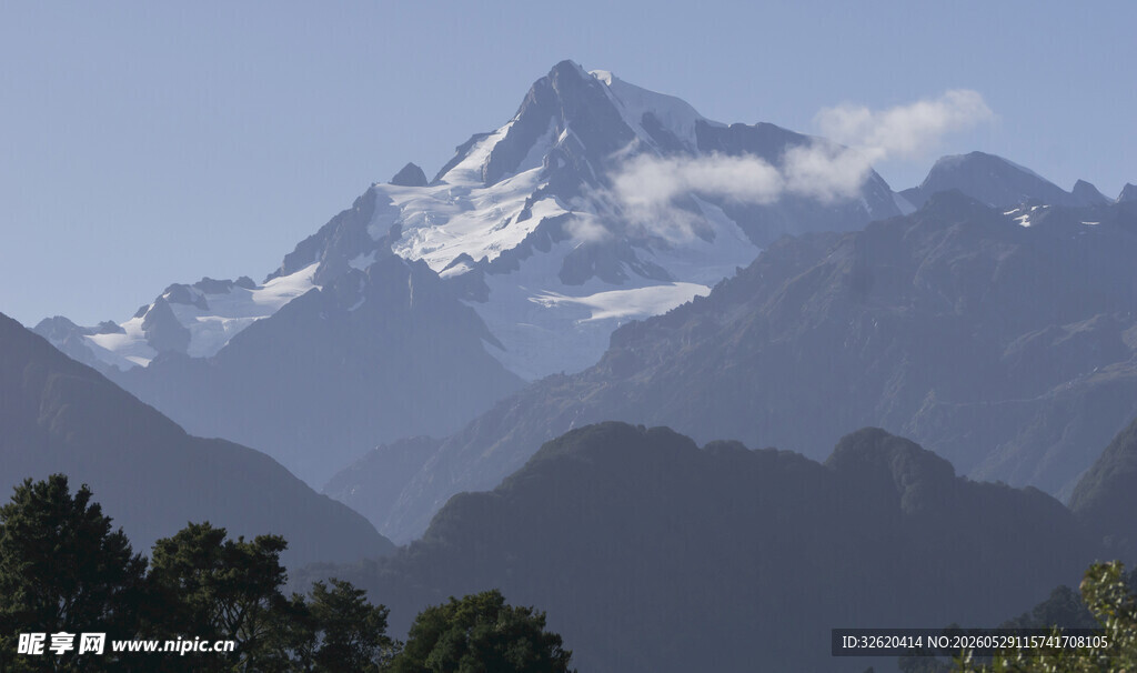 巍峨雪山与葱郁山林