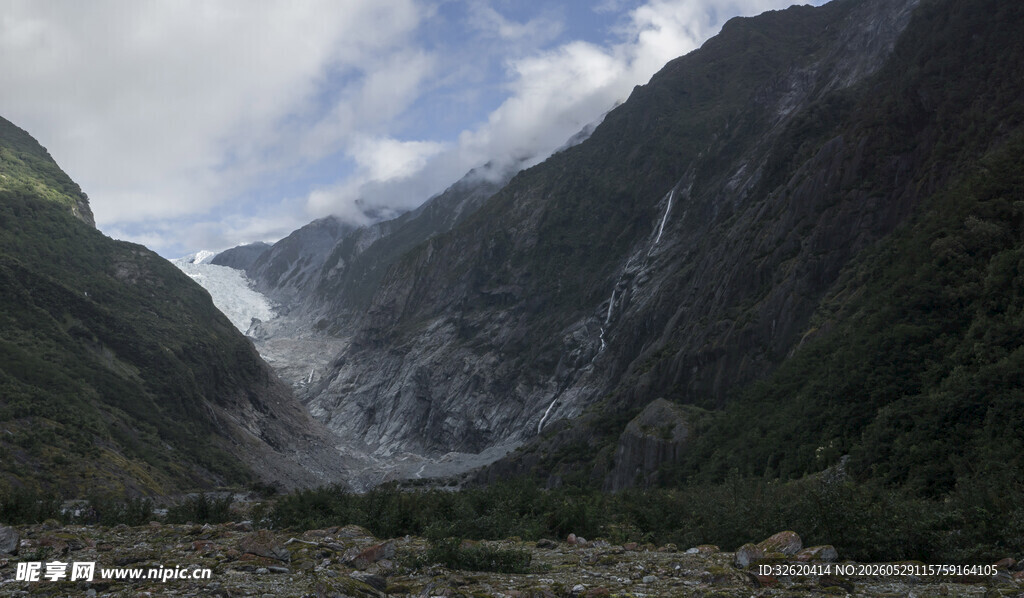 壮丽山谷中的巍峨山脉