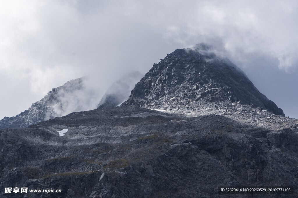巍峨雪山云雾缭绕