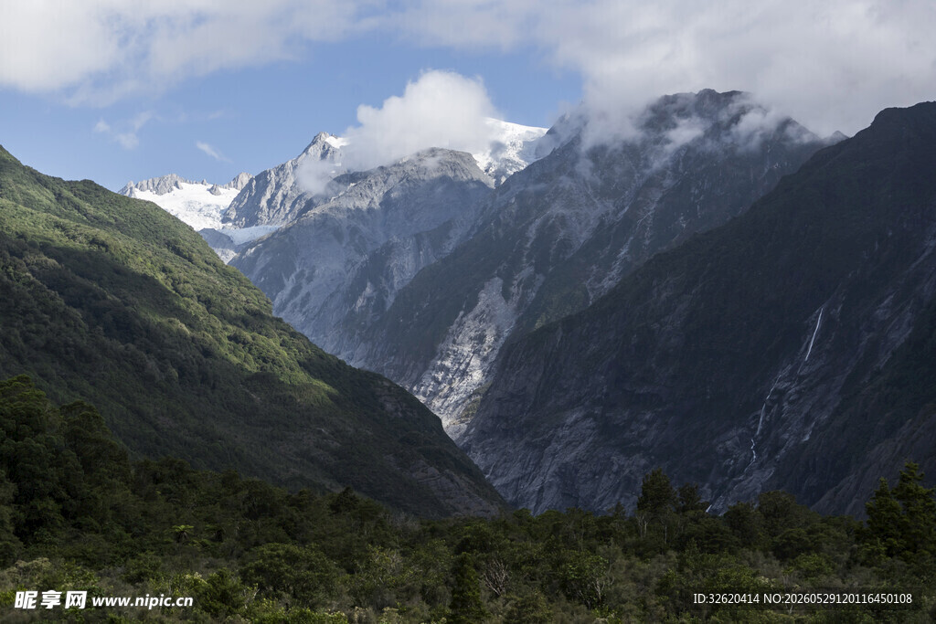壮丽雪山山谷美景