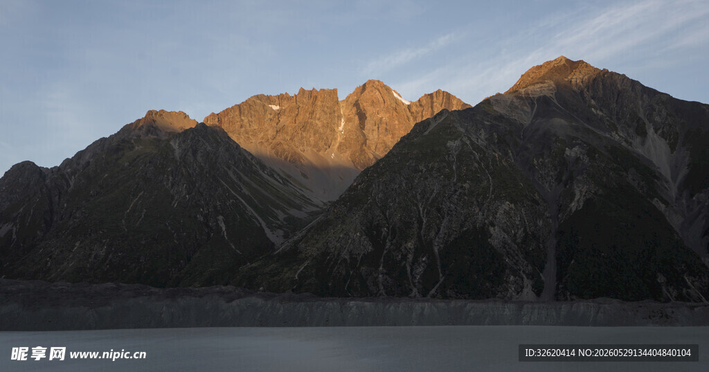 夕阳下的壮丽山峦景色
