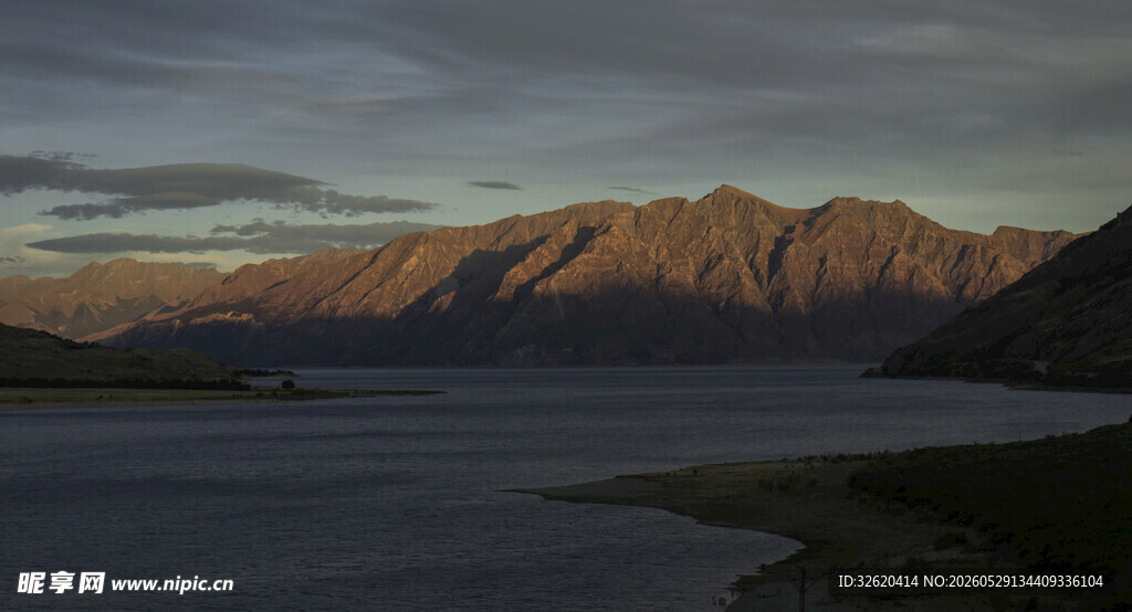 湖畔山峦暮色美景