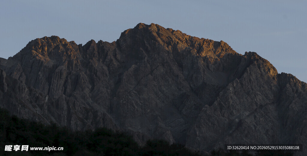 夕阳下的巍峨山峦