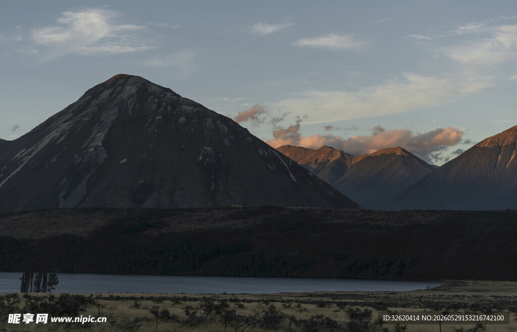 黄昏下的壮丽山脉景观