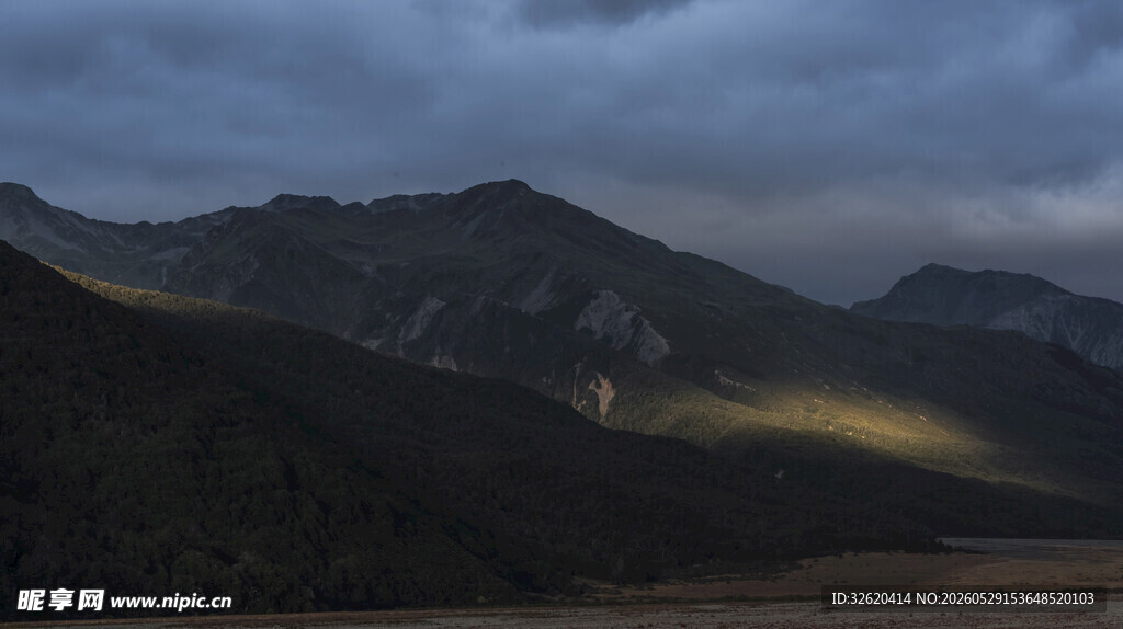 黄昏下的山峦美景