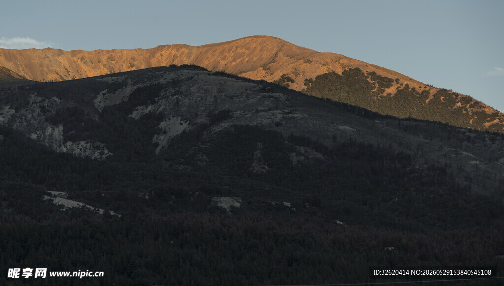 夕阳下的山峦美景