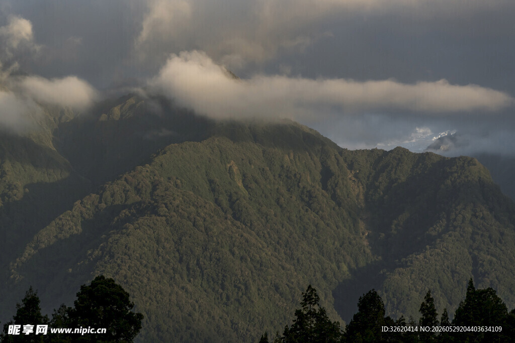 云雾缭绕的山峦美景