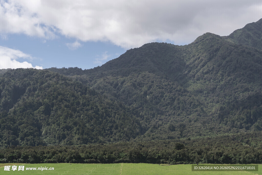 青山绿野间的壮丽山景