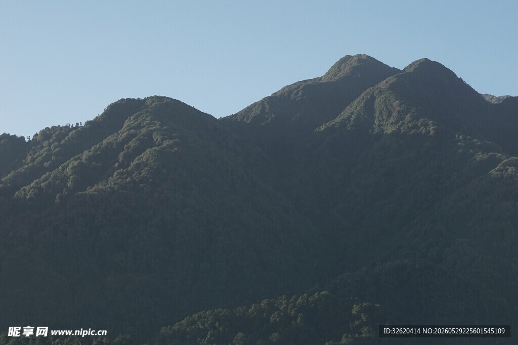 巍峨青山