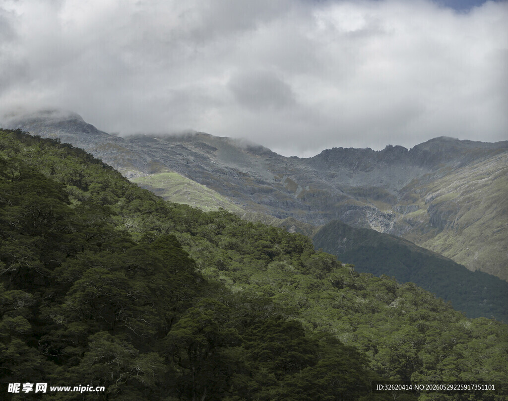 青山云雾缭绕的山间美景