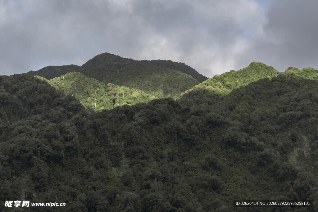 青山云雾间的自然景致