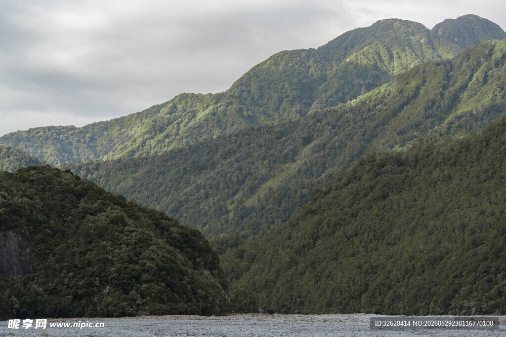 青山绿水间的秀丽山水景