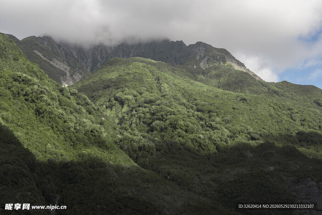 翠绿山峦云雾缭绕美景
