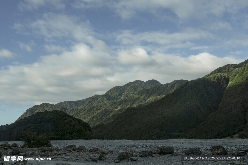 山水相依的自然美景