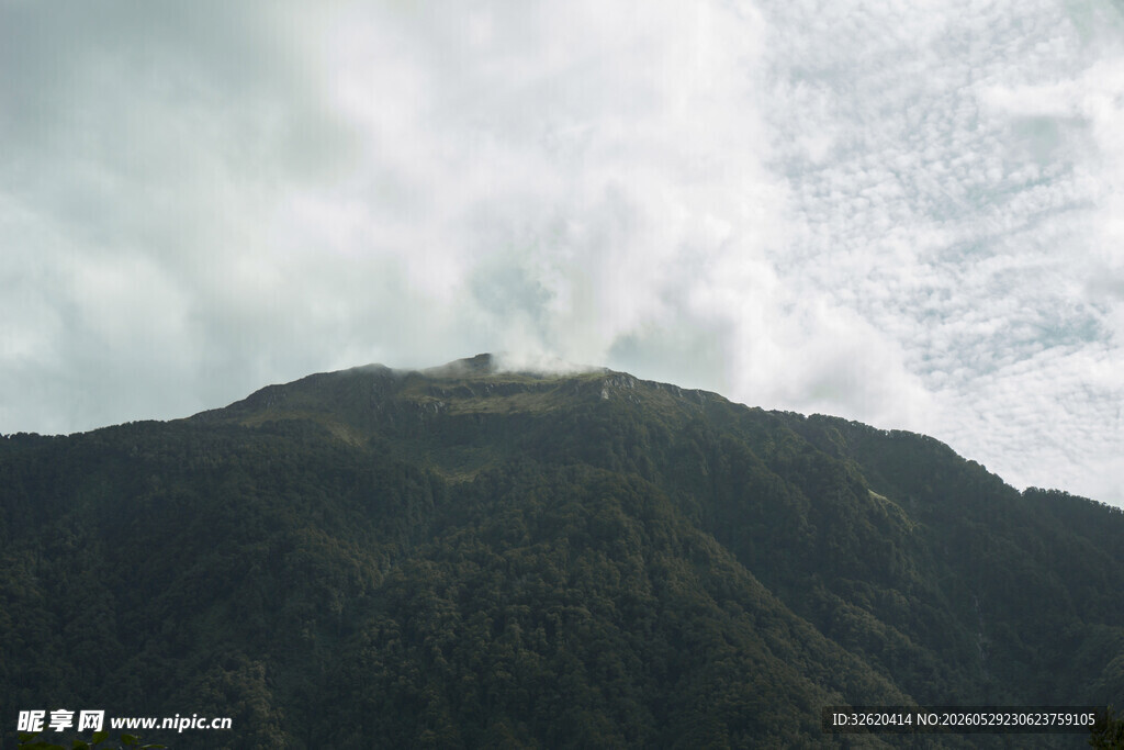 云雾缭绕的巍峨山峰