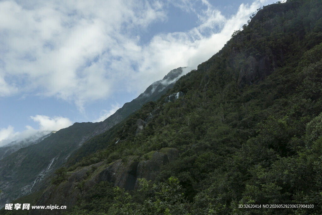 青山云雾间的壮丽景致