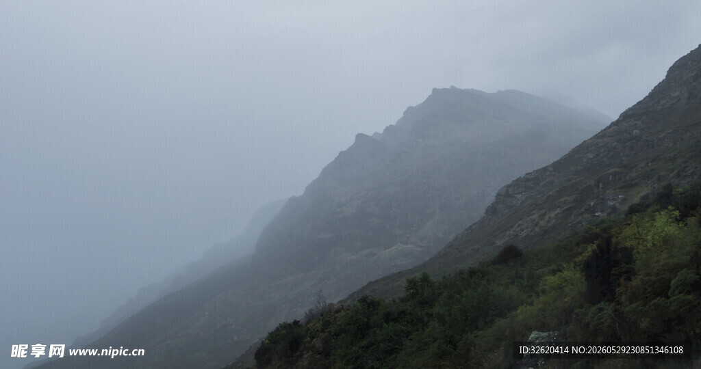 云雾缭绕的巍峨山峰