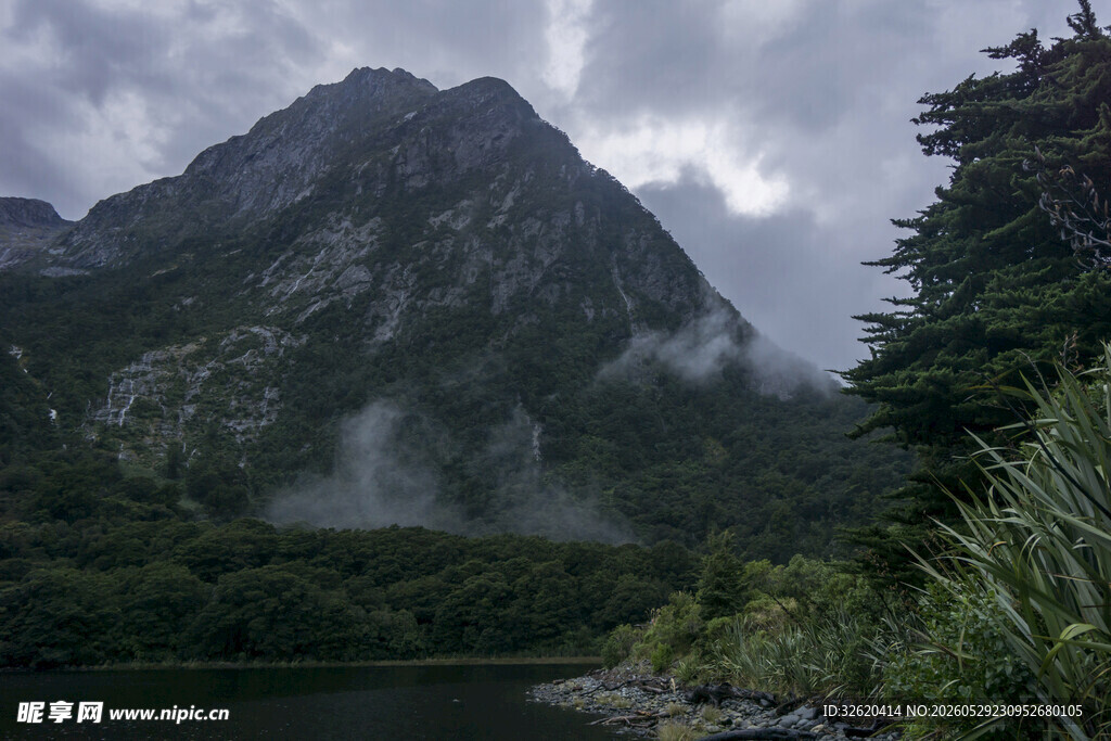 云雾缭绕的山间美景
