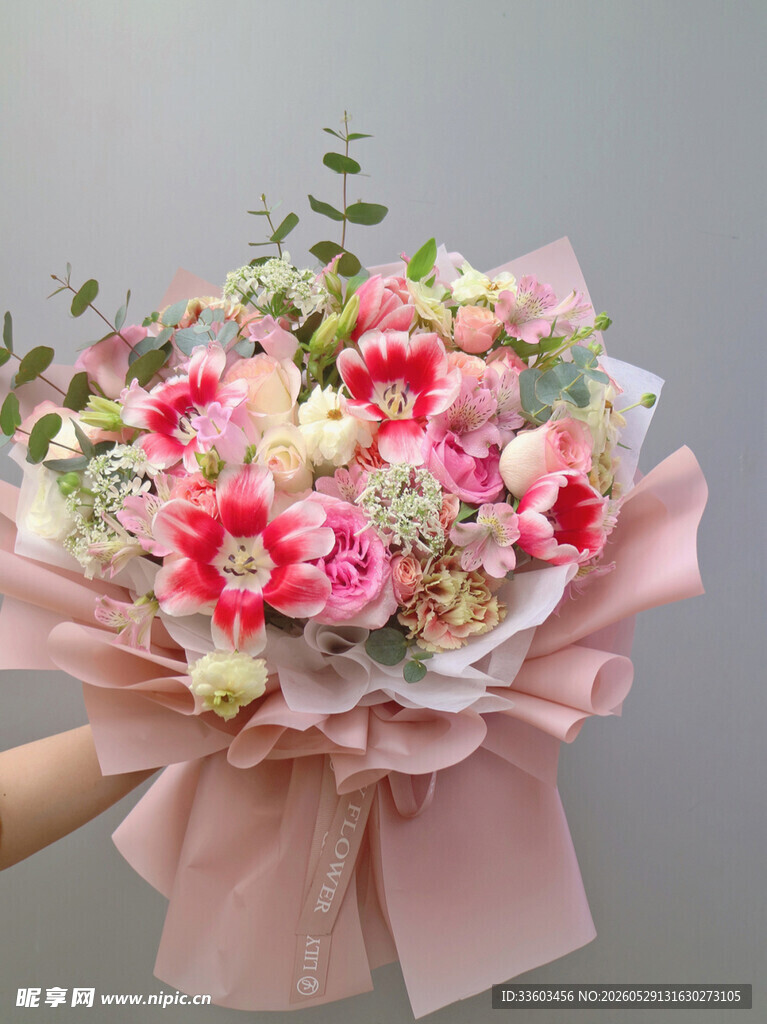 粉色系精美鲜花花束