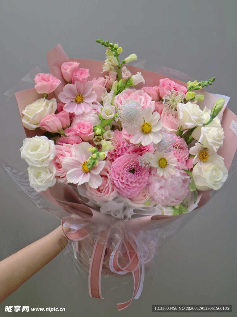 粉色系精美鲜花花束