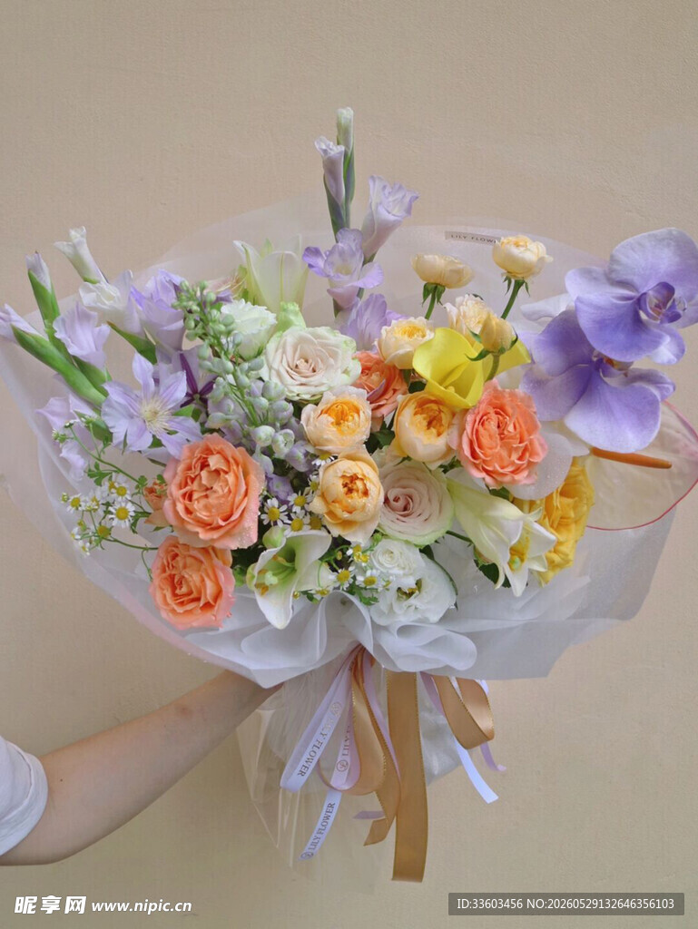 多彩鲜花花束绽放优雅