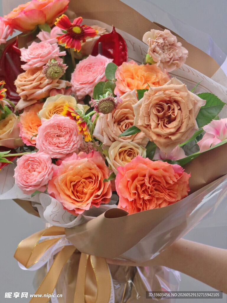多彩玫瑰手捧花束