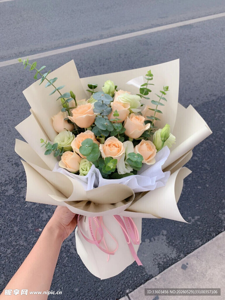 手捧清新花束特写