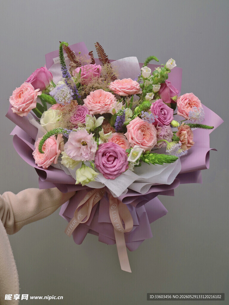 粉色系浪漫鲜花花束
