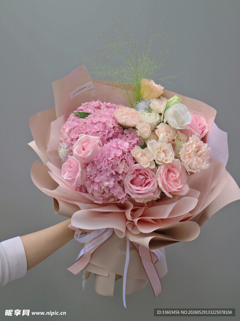 粉色浪漫花束爱意满满