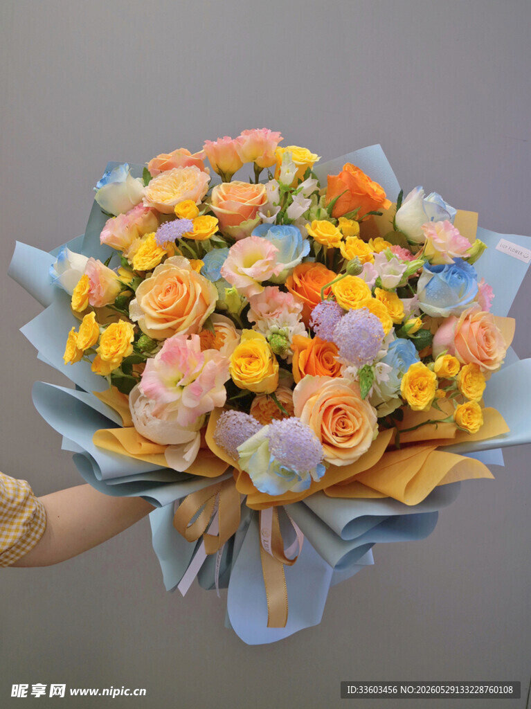 多彩鲜花手捧花束