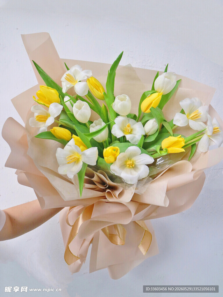 清新黄白郁金香花束