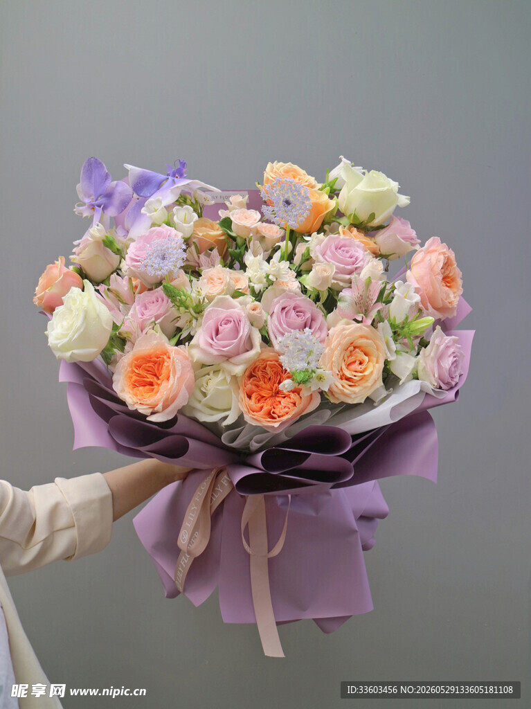 多彩玫瑰手捧花束