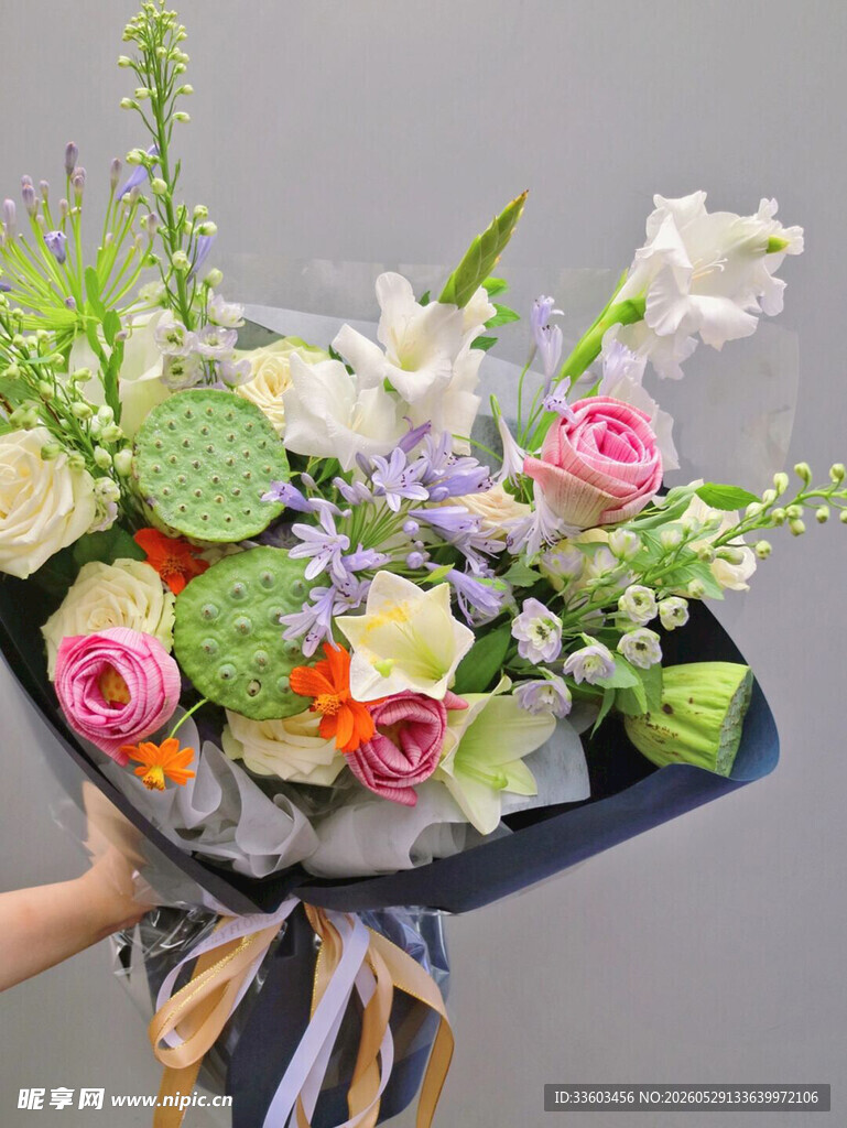 多彩鲜花手捧花束