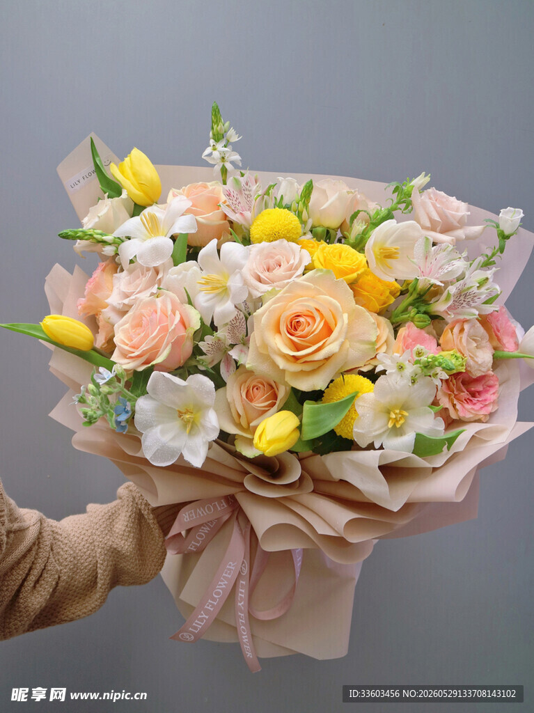 多彩鲜花手捧花束
