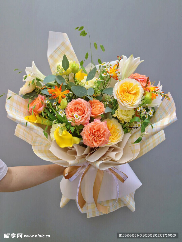 多彩鲜花花束手捧展示