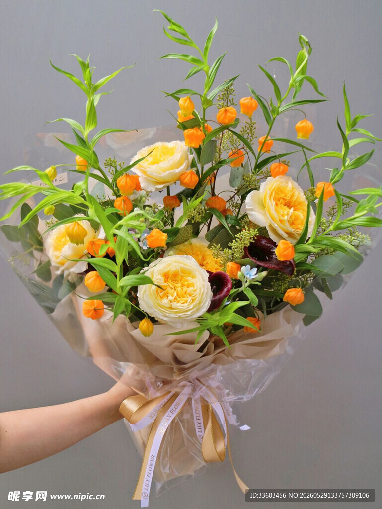 手捧黄白鲜花花束